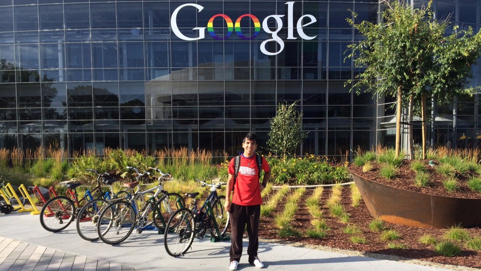Heitor Castro in front of a Google Campus building.