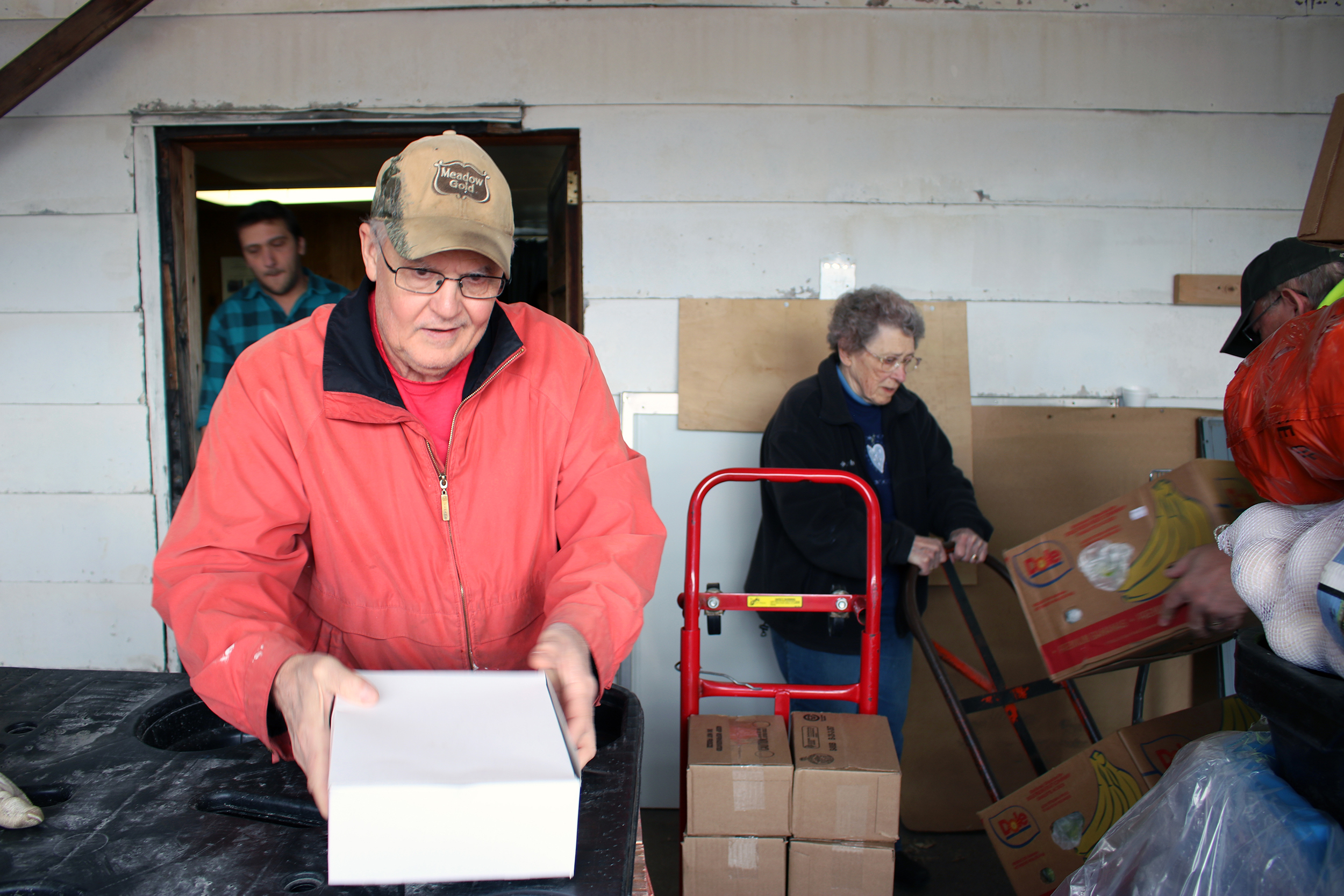 A Lynch resident buys groceries at Valley Foods Cooperative.