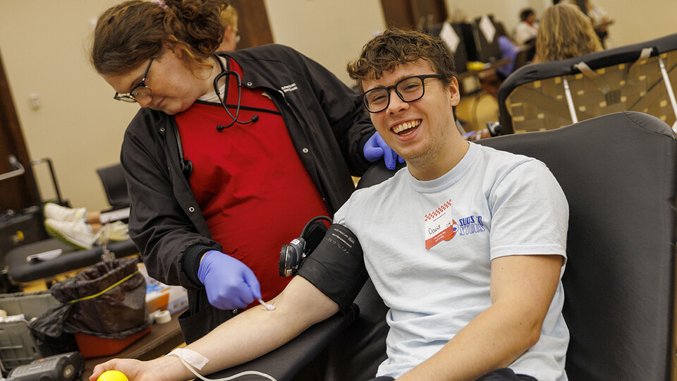 A student at the University of Nebraska–Lincoln prepares to donate blood during the Homecoming Blood Drive, September 27, 2022. [photo: Students Affairs Marketing & Communication]