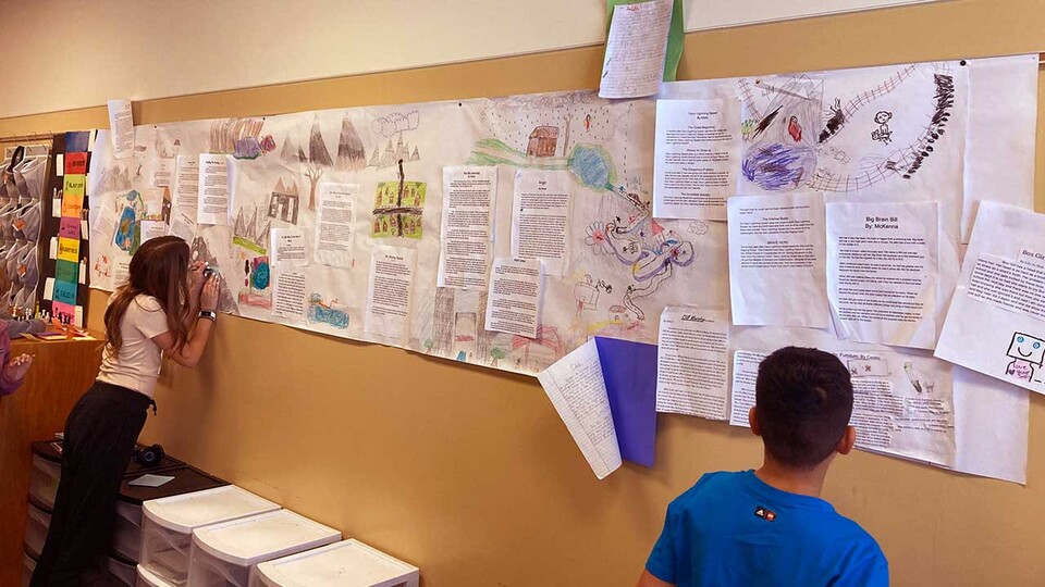 An Art TEAMS participant teacher’s students co-create a “Learning Wall” — a method of “making thinking visible” and collaborative learning.