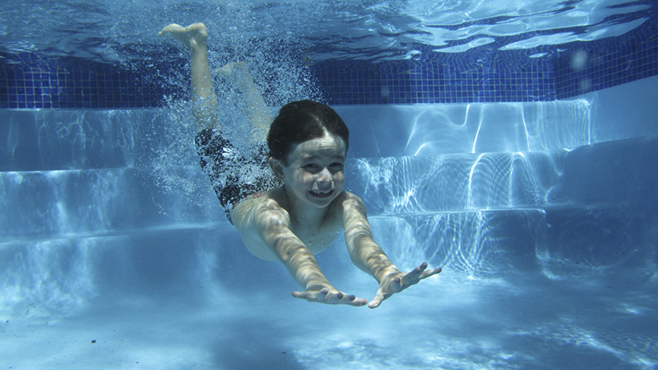 Плавания детей видео. Дети в бассейне. Реклама плавания в бассейне. Люди в бассейне. Вода в бассейне.