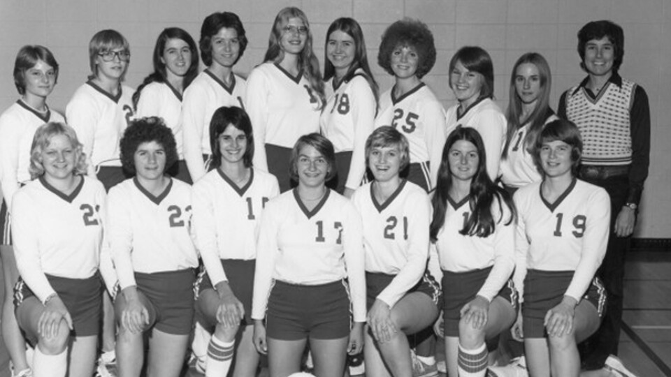 Black-and-white photo of the 1975 Husker volleyball team