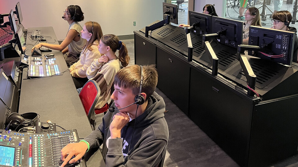 Alex Fernando, assistant director of recruitment in the College of Journalism and Mass Communication, highlighted the hands-on experience for Bellevue East and Bellevue West high schoolers during an April 17 visit. Learn more at https://go.unl.edu/9w53.