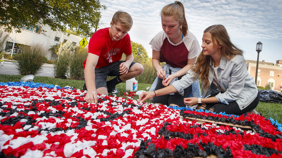 Huskers work on a 2018 homecoming yard display on Sept. 27. The displays will be completed by 10:30 a.m. Sept. 28 and judged by noon.