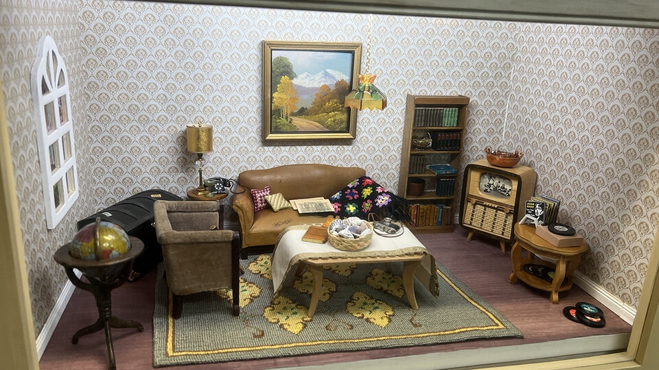 A diorama using Kruger Collection miniatures depicts and 1950s American living room.
