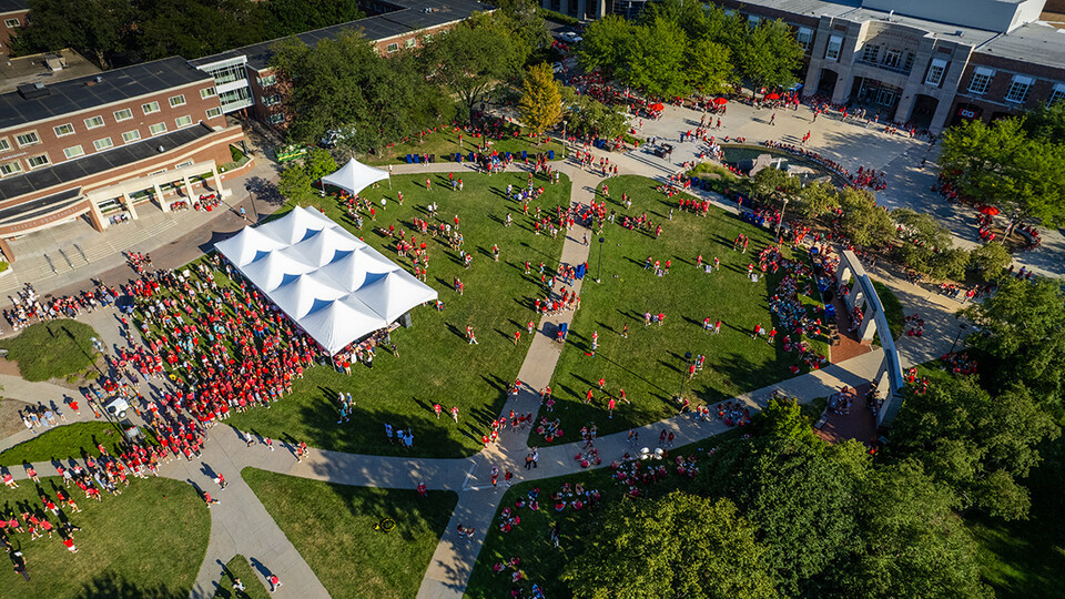 A crowd gathers on the Meiers Commons outside Nebraska Union for the annual Chancellor's Barbecue.