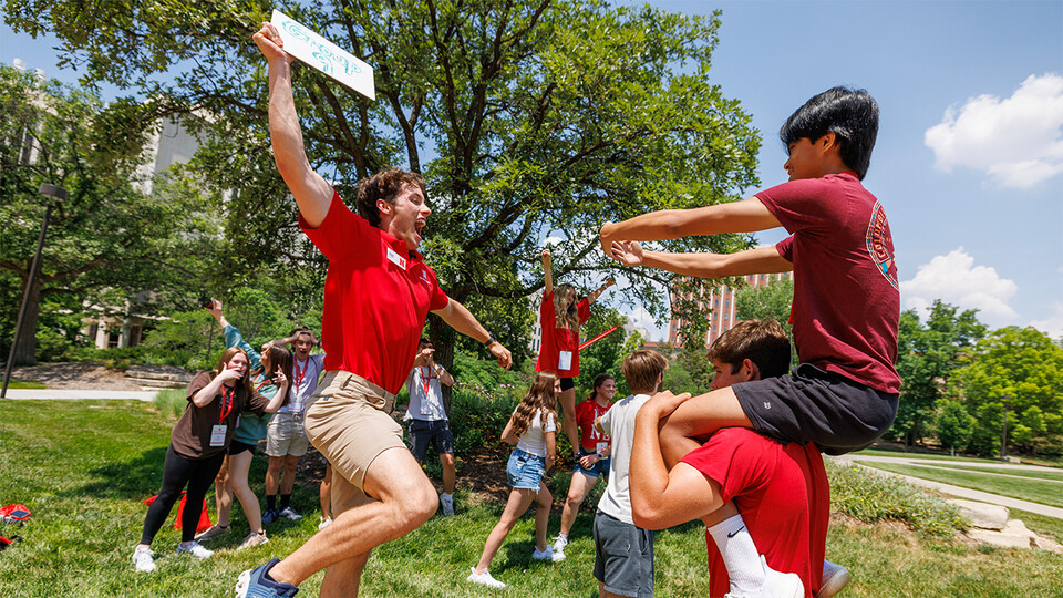Chase Kavanaugh dunking on human hoop during New Student Enrollment