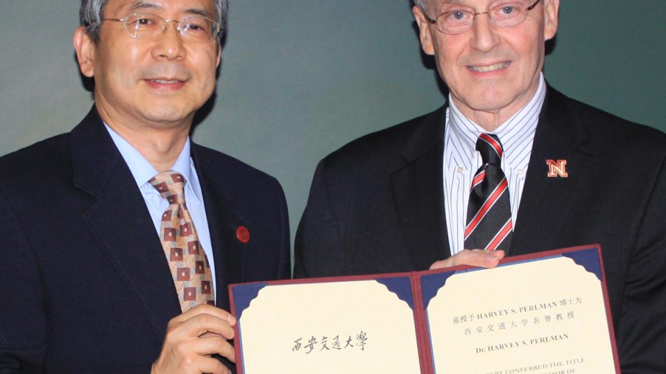 Zheng Nanning, president of Xi'an Jiaotong University, and Chancellor Harvey Perlman