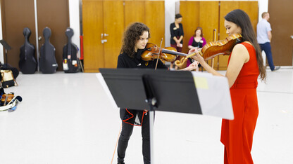 Violinist Sandy Cameron plays with Nadia Maudhoo during the master class. Master Classes for Hixson-Lied students given by musicians here for Danny Elfman week at the Lied. October 4, 2022.