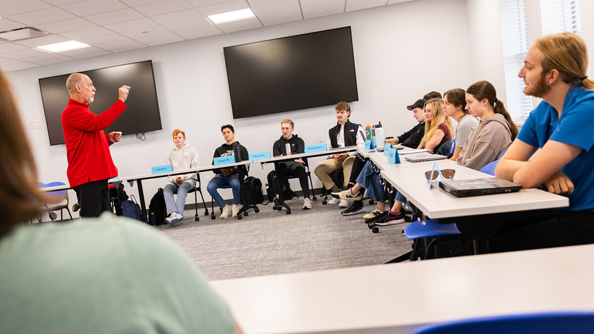 Clayton Anderson addresses a room full of college students.