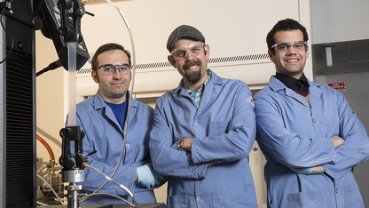 Team creates elastic materials that gleam when stretched