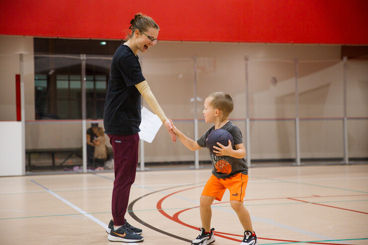 Hailey Klein, a coach with Itty Bitty Sports, high fives one of the participants.