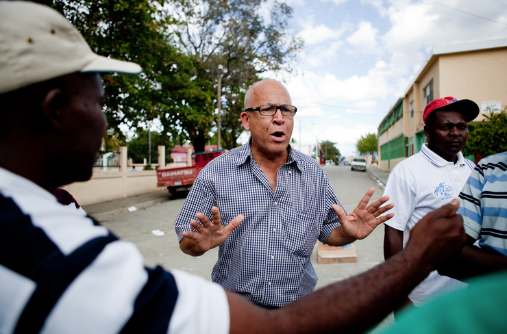 Luis Minier, the mayor of Elias Pina, assists with a disagreement in the Dominican Republic town's market. Read more in a story by Anna Gronewold at http://go.unl.edu/bkbc.