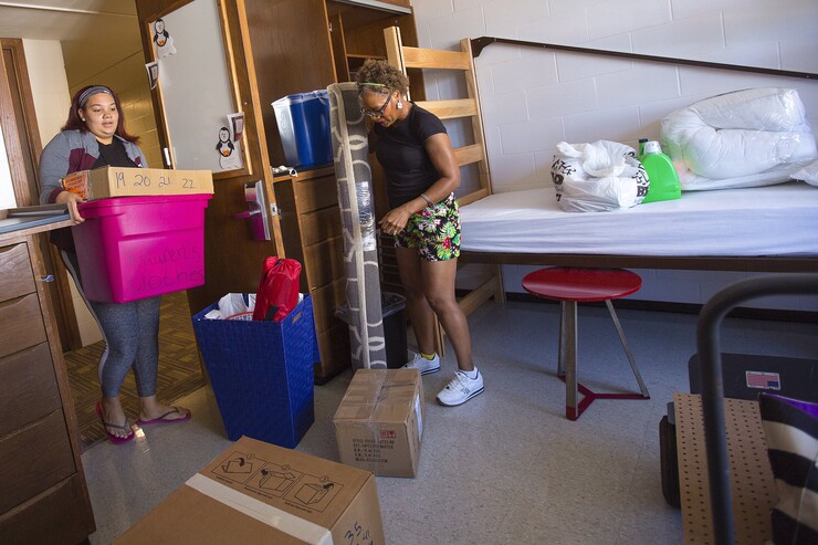 Lauren Rowe, a freshman from Bellevue, brings in her belongings as her mom, Tracy Brown-Rowe, helps with unpacking in Schramm Hall on Aug. 20.