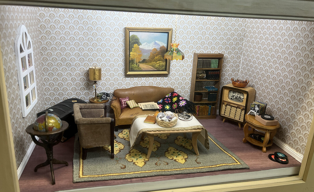 A diorama using Kruger Collection miniatures depicts and 1950s American living room.