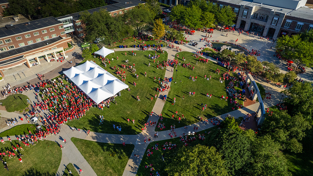 A crowd gathers on the Meiers Commons outside Nebraska Union for the annual Chancellor's Barbecue.
