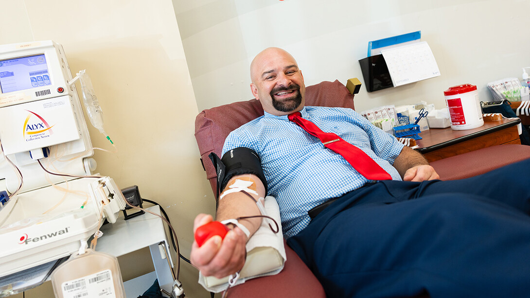 Tony Lazarowicz, director of academic advising for the College of Arts and Sciences, donates blood at the Nebraska Community Blood Bank.