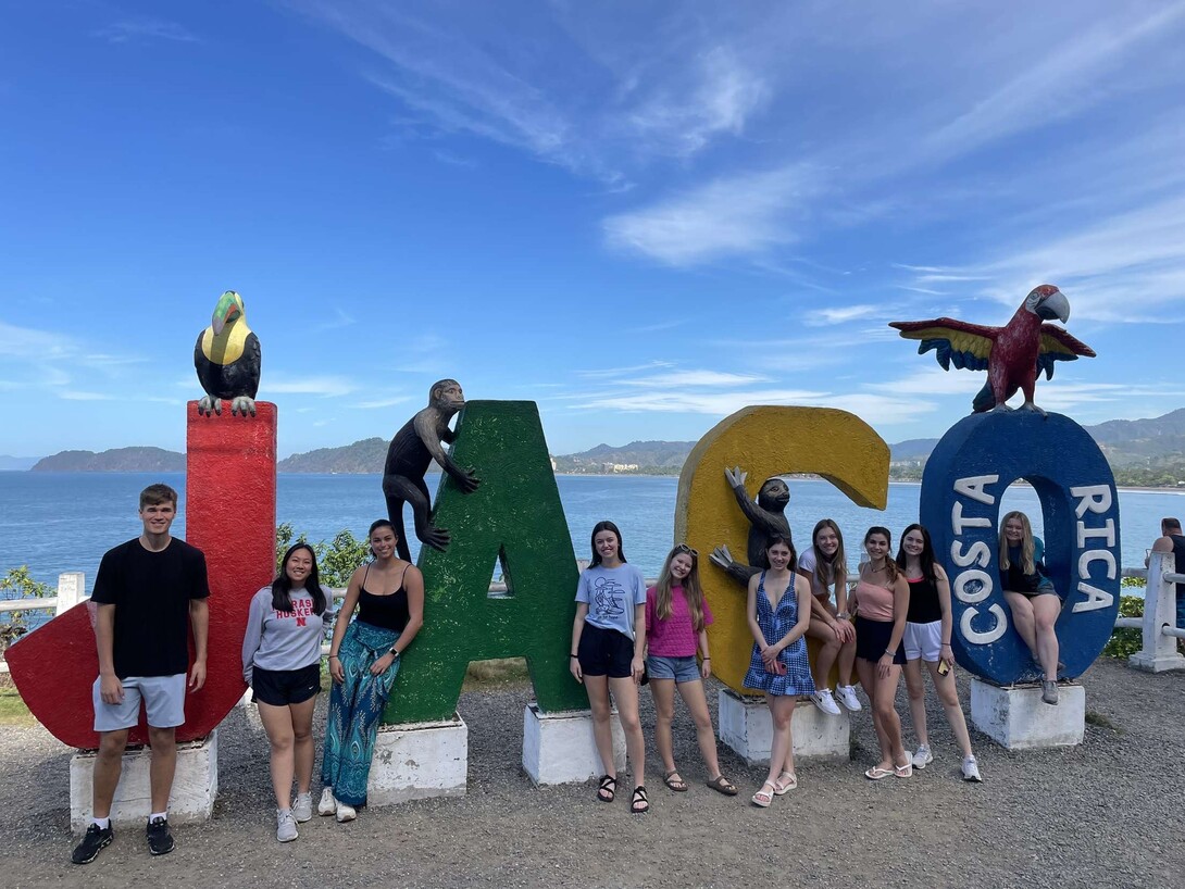 Students in UHON 298H take a photo during a trip to Jaco, Costa Rica
