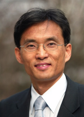 Oh Yeon-ho, CEO and founder of the citizen journalism website OhmyNews.