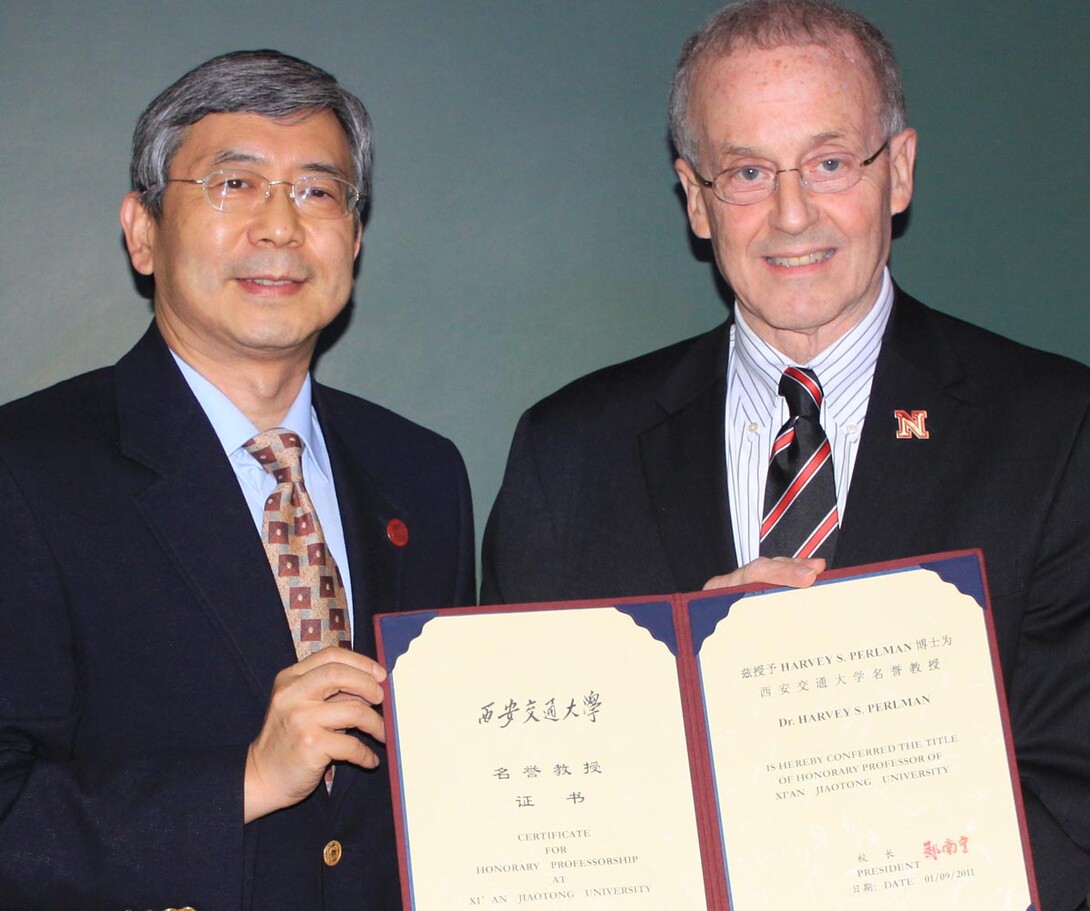 Zheng Nanning, president of Xi'an Jiaotong University, and Chancellor Harvey Perlman